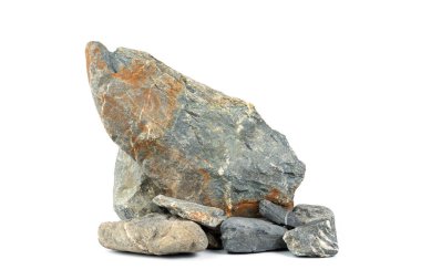 Nehir kayası ya da dağ kayası beyaz bir zeminde izole edilmiş.