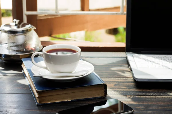 Una Taza Café Blanco Coloca Escritorio Oficina Casa Con Ordenador — Foto de Stock
