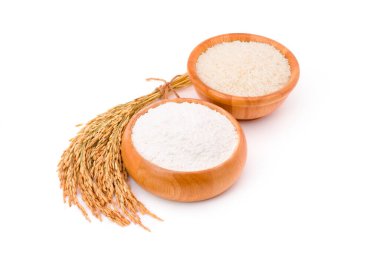 Tahta bir kasede pirinç unu ve beyaz arka planda izole edilmiş pirinç başakları.