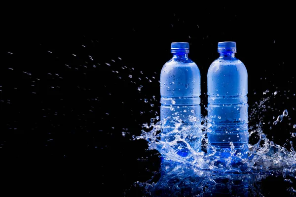 Água Potável Limpa Água Mineral Uma Garrafa Plástico Azul Com — Fotografia de Stock