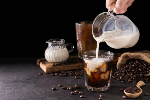 Kahve Sütlü Kremalı Buzlu Latte Koyu Siyah Arka Plandaki Bir — Stok fotoğraf