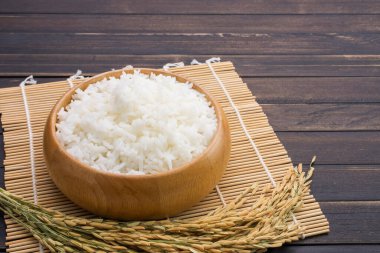 Beyaz pirinç ya da ahşap kasede yasemin pilavı yakın plan.