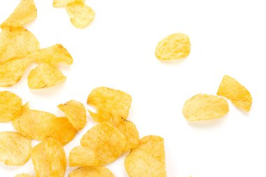 Patatesler ince dilimlere bölünmüş ve kızartılmış. Lezzetli bir tuz karışımı var. beyaz arkaplanda izole edilmiş