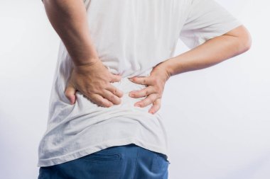 Beyaz arka planda sırt ağrısı olan bir adam.