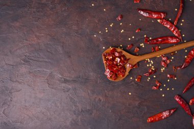 Fotokopi alanı ile koyu arkaplan görünümüne saçılmış kuru biberler