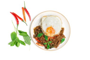 Pirinçli kıymalı domuz pirinçli ve kızarmış yumurtalı. Beyaz arka planda, üst tarafta.