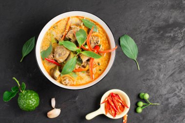 Tayland yemeği, yeşil köri ya da tavuklu kırmızı köri.