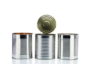 Beyaz arka planda açık kapaklı gümüş metal yemek kutuları.
