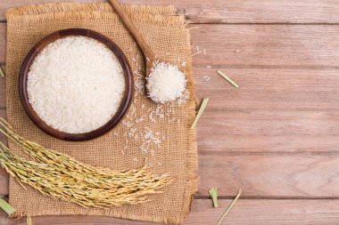 Ahşap bir zemine konmuş organik beyaz pirinç veya yasemin pilavı.