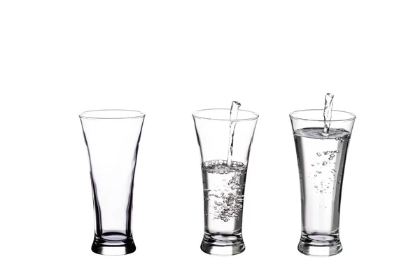 Giet Water Een Glas Een Witte Achtergrond — Stockfoto