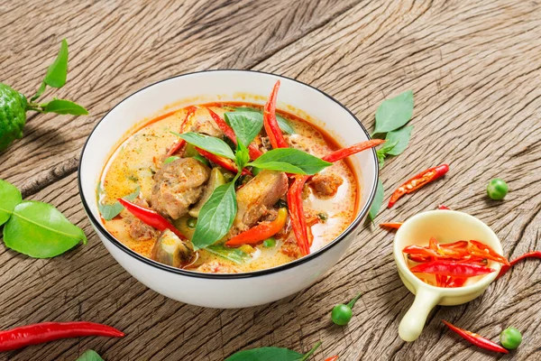 Tayland yemeği, yeşil köri ya da ahşap zeminde tavuklu kırmızı köri.