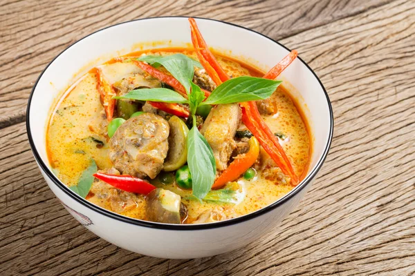 Tajskie Jedzenie Zielone Curry Lub Czerwone Curry Kurczakiem Drewnianej Podłodze — Zdjęcie stockowe
