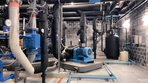 Soğutma odaları, motor ve su boruları dahil büyük endüstriyel soğutma odaları.