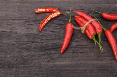 Eski bir ahşap masada taze kırmızı kırmızı biber grubu.