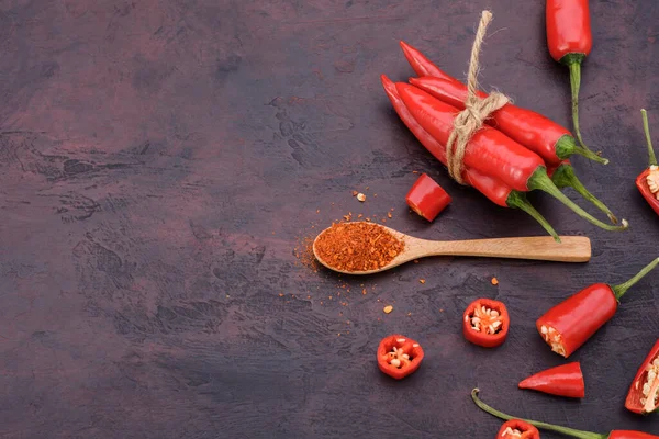 Caiena Pimenta Com Pasta Pimenta Vermelha Fresca Uma Mesa Preta — Fotografia de Stock