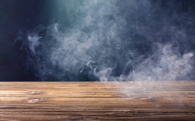 Eski kahverengi ahşap bir zemin ya da beyaz sisli ya da dumanlı boş bir masa. Siyah bir arkaplanda