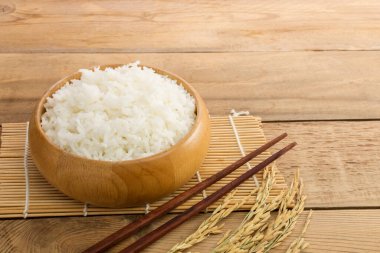 Beyaz pirinç ya da ahşap kasede yasemin pilavı yakın plan.