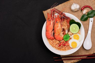 Tom Yum Goong Anında Erişte Ramen - Asya usulü Tayland ve Çinliler baharatlıdır. Deniz mahsulleri karidesi, kireç, kırmızı biber, sarımsak, galangal, limon otu, kaffir kireç standı...
