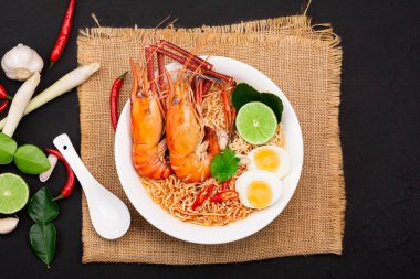 Tom Yum Goong Anında Erişte Ramen - Asya usulü Tayland ve Çinliler baharatlıdır. Deniz mahsulleri karidesi, kireç, kırmızı biber, sarımsak, galangal, limon otu, kaffir kireç standı...