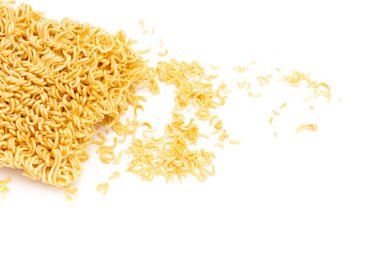 Beyaz arka planda çiğ erişte ya da hızlı pişirilmiş makarnaya izole edilmiş hazır erişte. Ya da Asya Çin Fast food 'u.