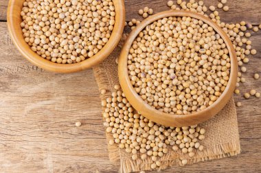 Tahta bir kasede soya fasulyesi. Tahta bir masaya yerleştirilmiş. % 100 protein konsepti. Sağlıklı yiyecekler. Tarım ürünleri. soya yağı ya da süt