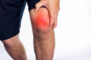 Yaşlı erkekler, kadınlar ya da genç yetişkinler eklem ağrısı, eklem iltihabı ve tendon sorunundan muzdarip. Gut ağrısı ve beyaz arka planda izole edilmiş ürik asit yüzünden miyozit yaralanması.