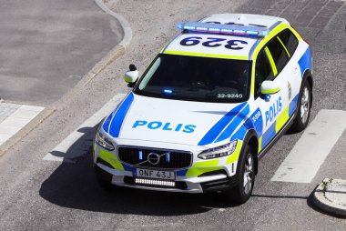 Stockholm, İsveç - 20 Mayıs 2021: İsveç polis arabasının görüntüsü.