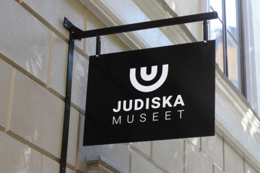 Stockholm, İsveç 21 Temmuz 2021: Eski kasaba bölgesindeki İsveç Yahudi Müzesi giriş tabelası.