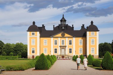 Stromsholm, İsveç - 19 Temmuz 2021: Vastmanland eyaletindeki Stromsholm Sarayı 'nı ziyaret eden insanlar.