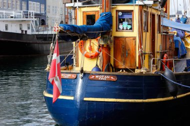 Kopenhag, Danimarka - 4 Eylül 2019 Nyhavn limanına demirlemiş eski balıkçı teknesi Wotan.