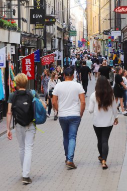 Stockholm, İsveç - 29 Temmuz 2021: Eski kasaba bölgesindeki Vasterlanggatan caddesinde insanlar geziniyor.