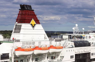 Stockholm, İsveç - 3 Ağustos 2021 Viking Hattı hizmetindeki Bayan Cinderella feribotunun yakın görüntüsü.