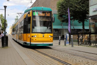 Norrkoping, İsveç - 5 Ağustos 2021: Drottningatan caddesinde üçüncü hatta hizmet veren sarı tramvay.