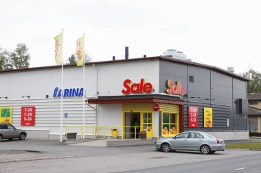 Tornio, Finlandiya - 22 Ağustos 2021: Fin perakende kooperatif S Grubu 'na ait market satış süpermarket binasının dış görünümü.