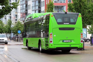Boden, İsveç - 20 Ağustos 2021: İskandinav şehir otobüsünün arka manzarası.