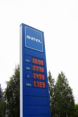 Tornio, Finlandiya - 22 Ağustos 2021: Seo benzin istasyonu fiyatlı reklam panosu.