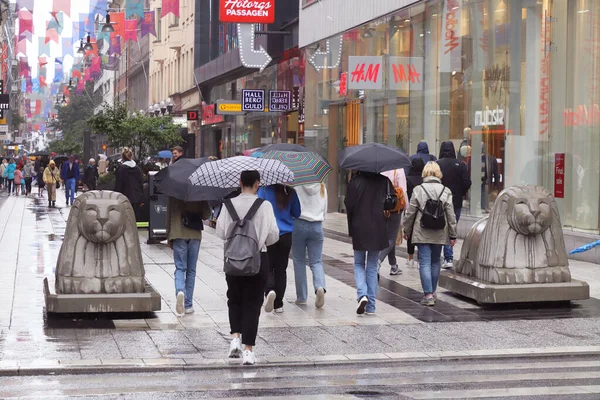 スウェーデン ストックホルム2021年8月16日 歩行者天国雨の日に傘を持って中心街の人々 — ストック写真