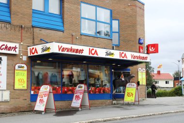 Vilhelmina, İsveç - 25 Ağustos 2021: ICA süpermarketi Tallen 'in dış görünümü.