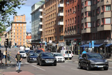 Stockholm, İsveç - 2 Eylül 2021: Stokt Eriksgatan caddesinde trafik Fleminggatan caddesinden kuzeye doğru görüldü.