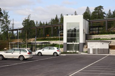 Kalix, İsveç - 22 Ağustos 2021: Kalix tren istasyonu ve park yeri manzarası.