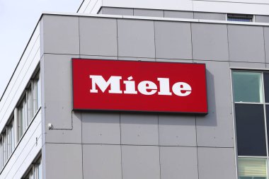 Solna, İsveç - 2 Eylül 2021: İsveç merkez bürosundaki Miele logosu ve 20 Industrivagen yolundaki tamirhane.