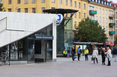 Stockholm, İsveç - 2 Eylül 2021: Yeraltı Odenplan metro ve tren istasyonlarına giriş.