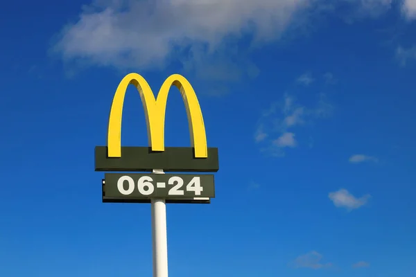 2021年9月4日 瑞典Nykvarn 麦当劳快餐连锁店开放时间标志的特写 — 图库照片