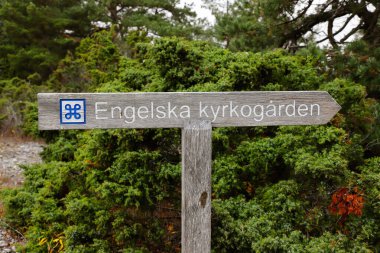 1854 'te Farosund' un İngiliz ve Fransız üssü olduğu Kırım Savaşı 'yla bağlantılı olarak koleradan ölen İngiliz denizcilerin gömüldüğü Gotland Faro' daki İngiliz mezarlığına..