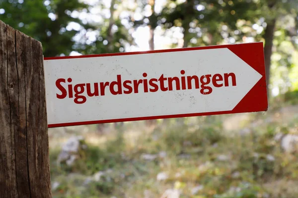 Wegwijzer Naar Het Ruïneerfgoed Sigurdristningen Bij Eskilstuna Zweedse Provincie Sodermanland — Stockfoto