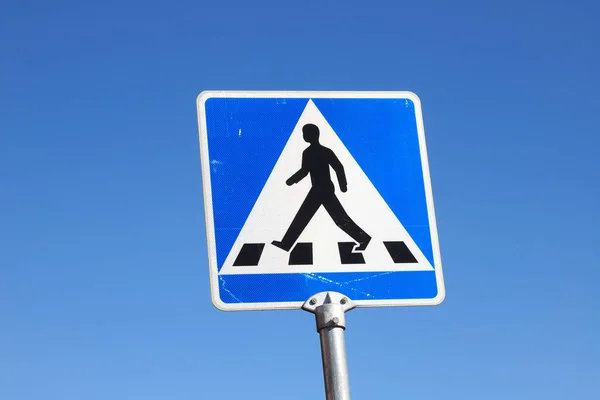 Crosswalk Señal Carretera Aislado Aganist Cielo Azul Claro —  Fotos de Stock