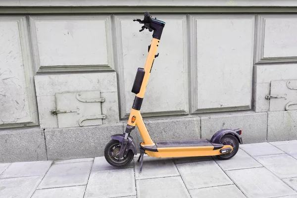 Elektrický Push Scooter Zaparkovaný Chodníku — Stock fotografie