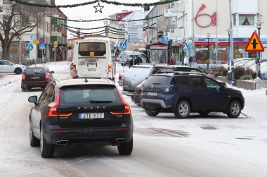 Hedemora, İsveç - 20 Aralık 2021: Hedemora şehir merkezinde trafik olan Asgatan caddesinin görüntüsü.