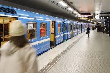 Stockholm, İsveç - 11 Kasım 2021 Morby Centrum 'a giden metro treni T-Centralen istasyonunu arıyor..
