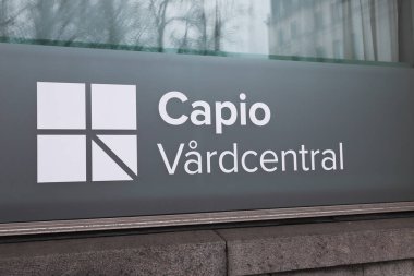 Sodertalje, İsveç - 8 Ocak 2021: Capio sağlık hizmetleri logotli birincil sağlık merkezi penceresi.